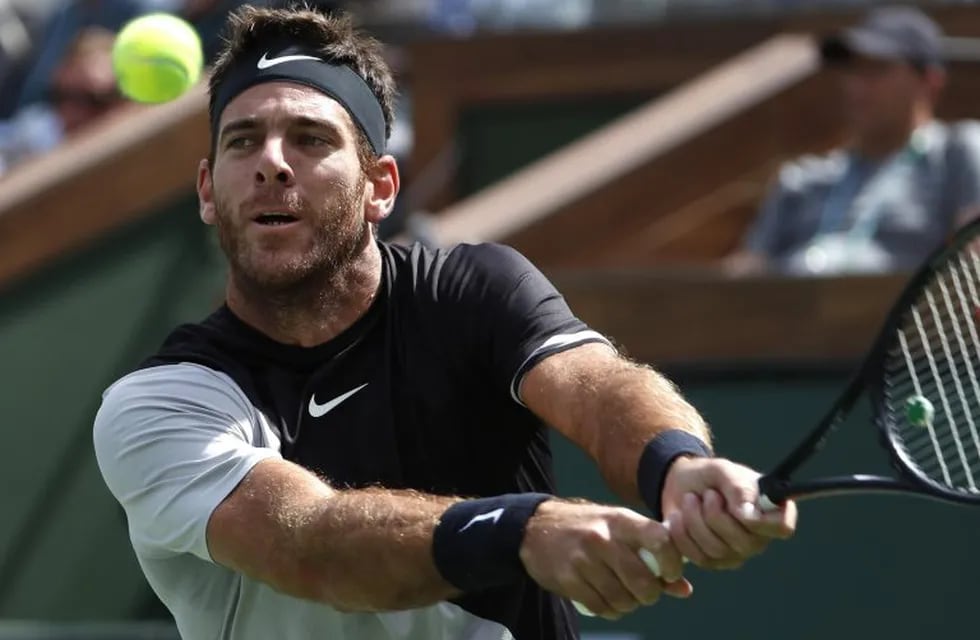 MAN31. Indian Wells (United States), 18/03/2018.- Juan Martin Del Potro from Argentina in action against Roger Federer from Switzerland in their finals match the BNP Paribas Open at the Indian Wells Tennis Garden in Indian Wells, California, USA, 18 March 2018. (Abierto, Tenis, Suiza, Estados Unidos) EFE/EPA/JOHN G. MABANGLO