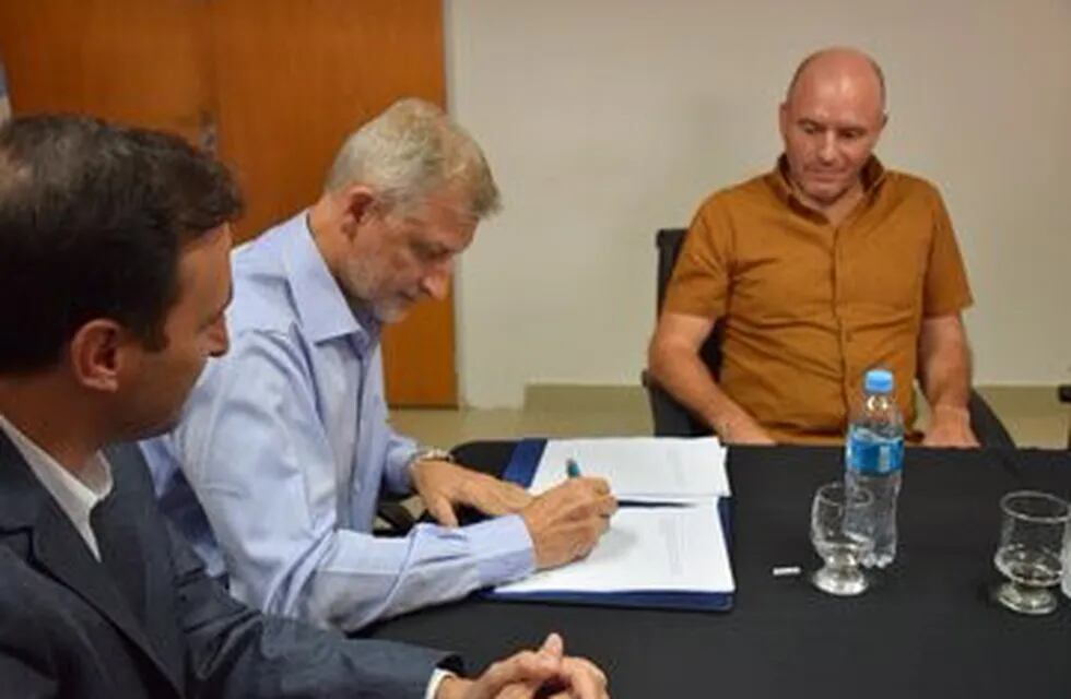 Héctor Campana, titular de la Agencia Córdoba Deportes, junto a directivos de los clubes, caso Jorge Franceschi (presidente de Belgrano), y un convenio para la inclusión.