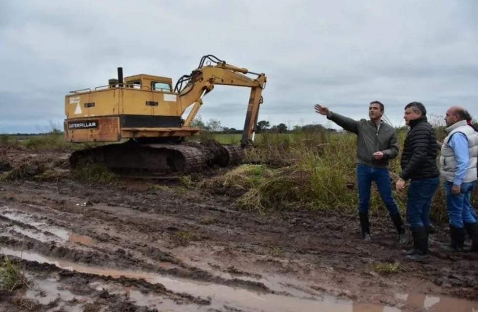 Domingo Peppo observando el daño causado por las inundaciones (http://facundoquiroga.com)