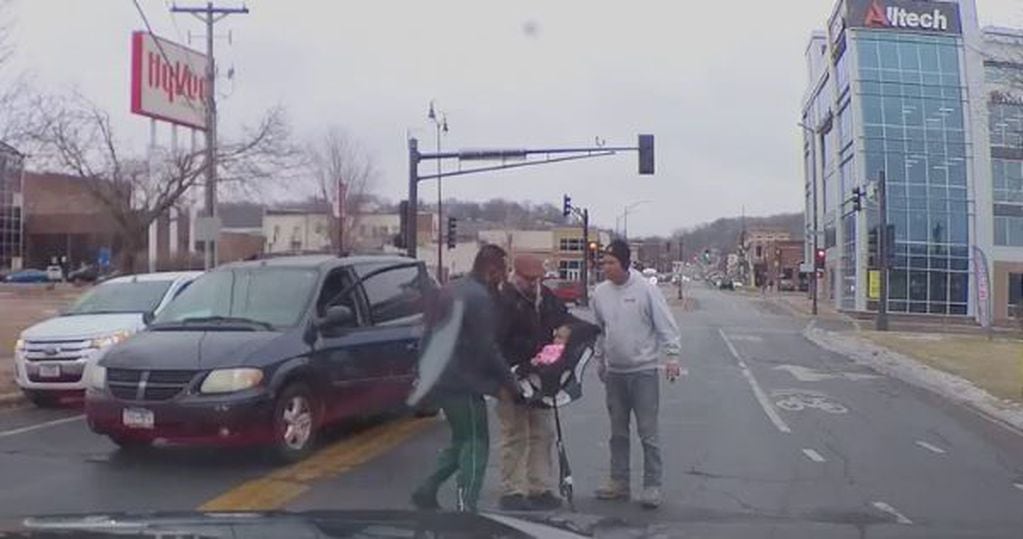 Filman el momento en el que un bebé cae de un auto en movimiento