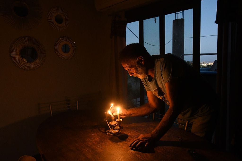 Por la gran demanda de energía eléctrica, varios barrios y localidades del AMBA no tienen luz. Foto: José Gutiérrez / Los Andes.