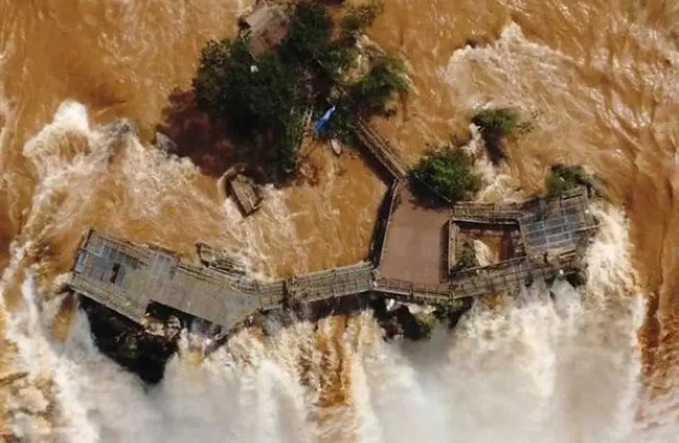 La crecida del río Iguazú arrasó con las pasarelas de la Garganta del Diablo.
