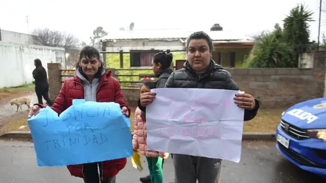 El dolor y el reclamo de los vecinos de barrio Estación Flores por la muerte de Trinidad. (Ramiro Pereyra/La Voz)