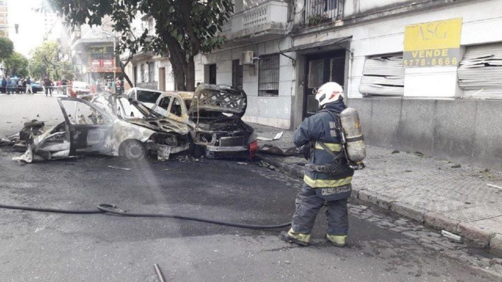 Un taxi chocó y se prendió fuego en Recoleta