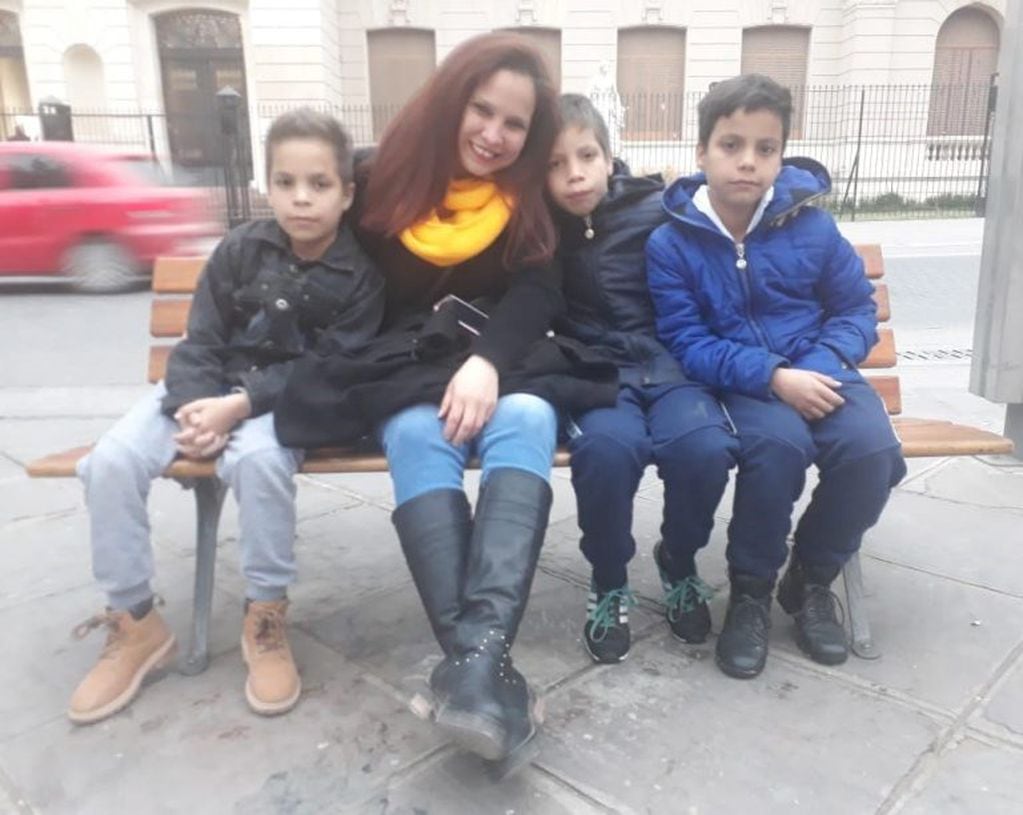 Ninoska Rojas, con sus niños en la plaza Belgrano.