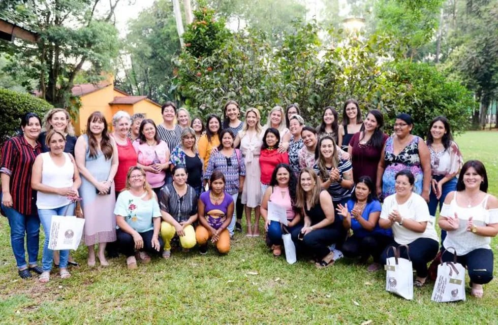 Fabiola Yáñez en el encuentro con mujeres de Misiones dedicadas al trabajo social. (Misiones Online)