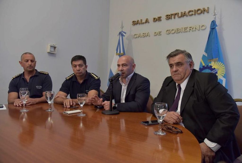 Massoni y Jefes Policiales en reunión por la cuarentena.