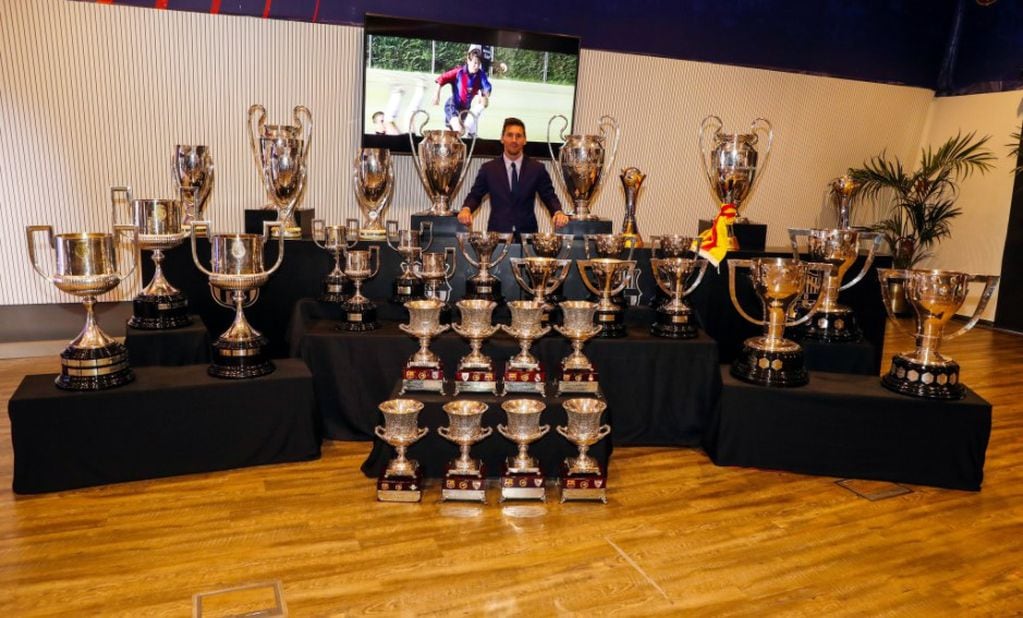 Lionel Messi junto a los 35 trofeos que levantó con el Barcelona.
