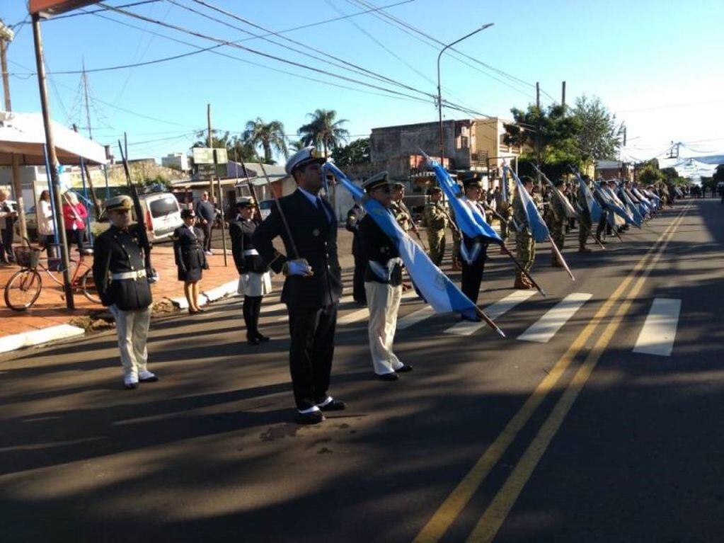 Efectivos de la Armada, pertenecientes al Liceo Storni, durante el acto realizado en Posadas. (MisionesOnline)