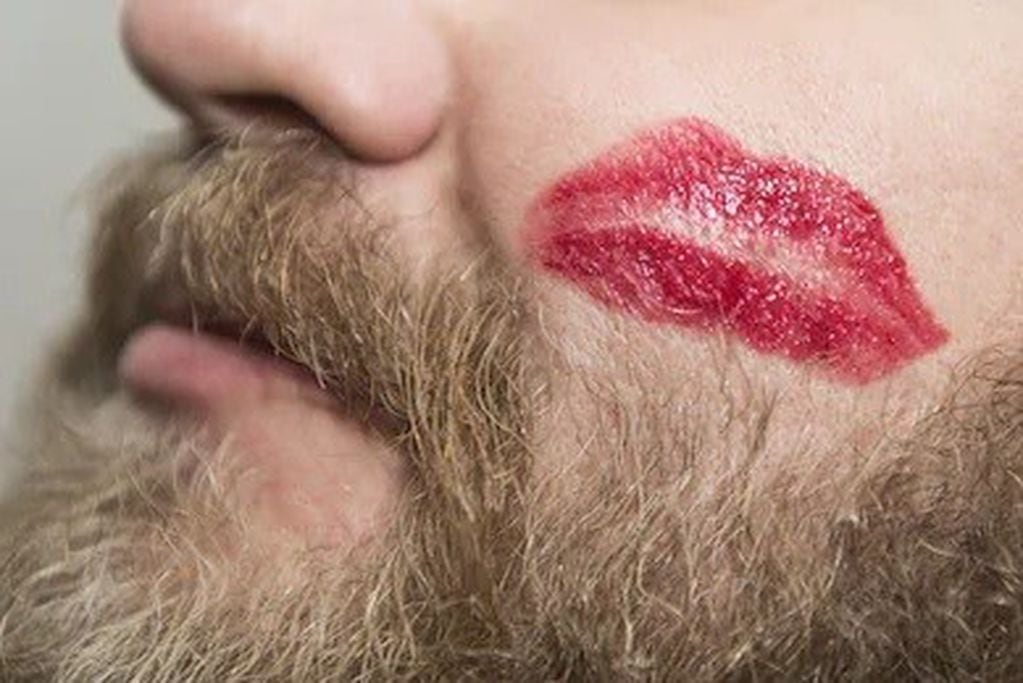 El estudio reveló que besar a un hombre con barba puede traspasar bacterias dañinas para la salud (web)