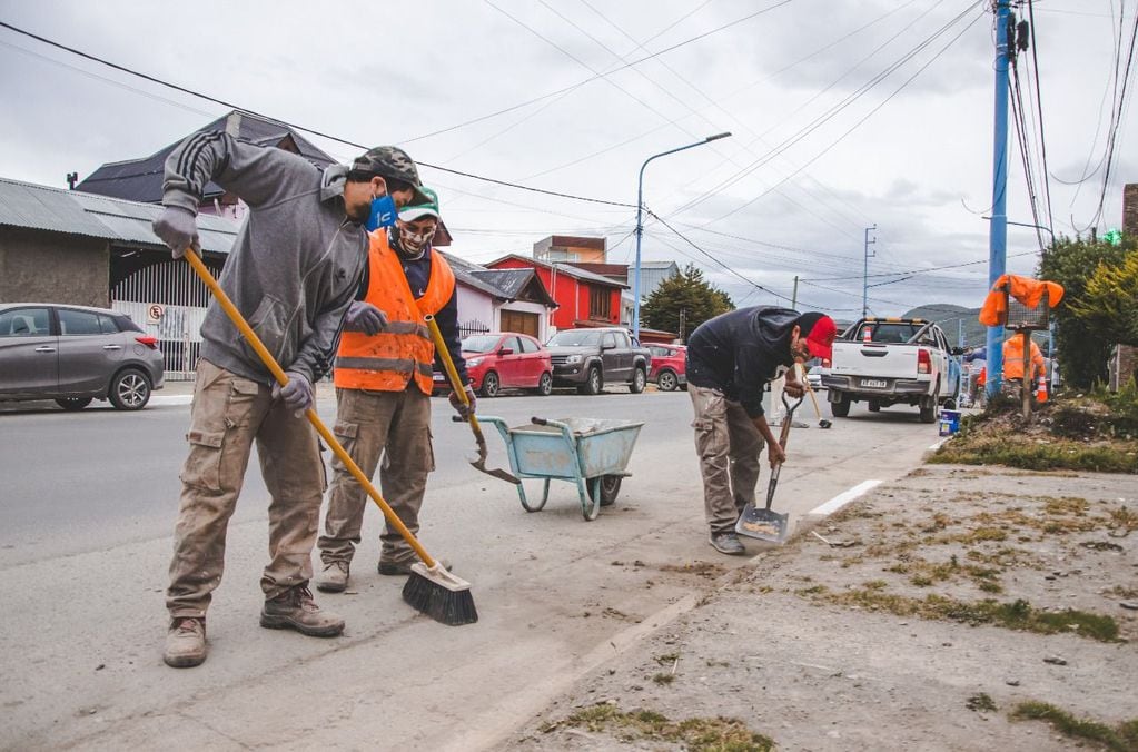 La Municipalidad de Ushuaia realizó trabajo de limpieza y de pintura, demarcación de cordones por cuadrillas de Servicios Públicos.