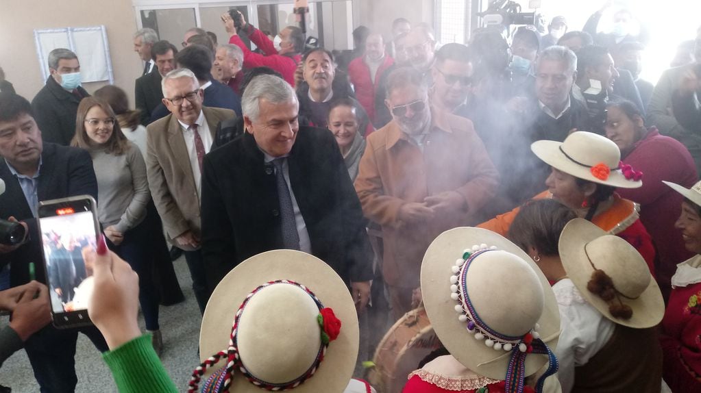En el mes de la Pachamama no podían faltar el sahumerio y unas coplas, para dar la bienvenida al Gobernador y su comitiva.