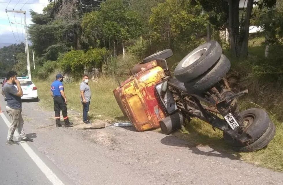Volcó camión en la Ruta 38 a la altura de Huerta Grande. (Foto: La Estafeta Online).