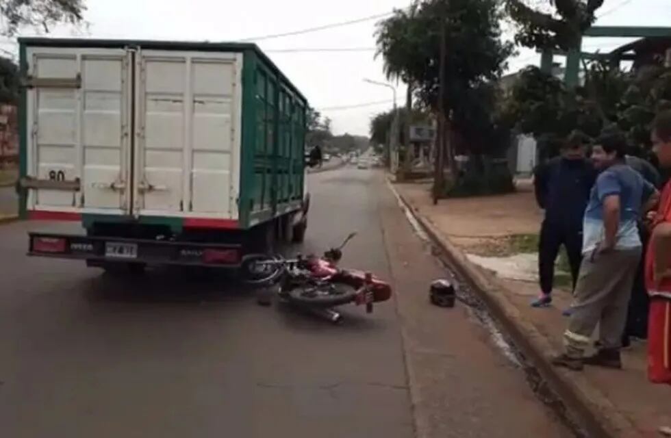 La moto circulaba a alta velocidad y no pudo esquivar al camión.