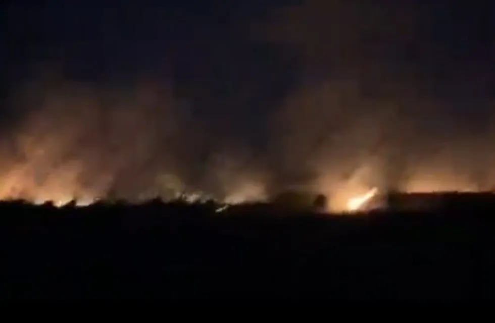 Incendio de magnitud en el predio de la Estación Depuradora de Aguas Residuales (Captura video Twitter)