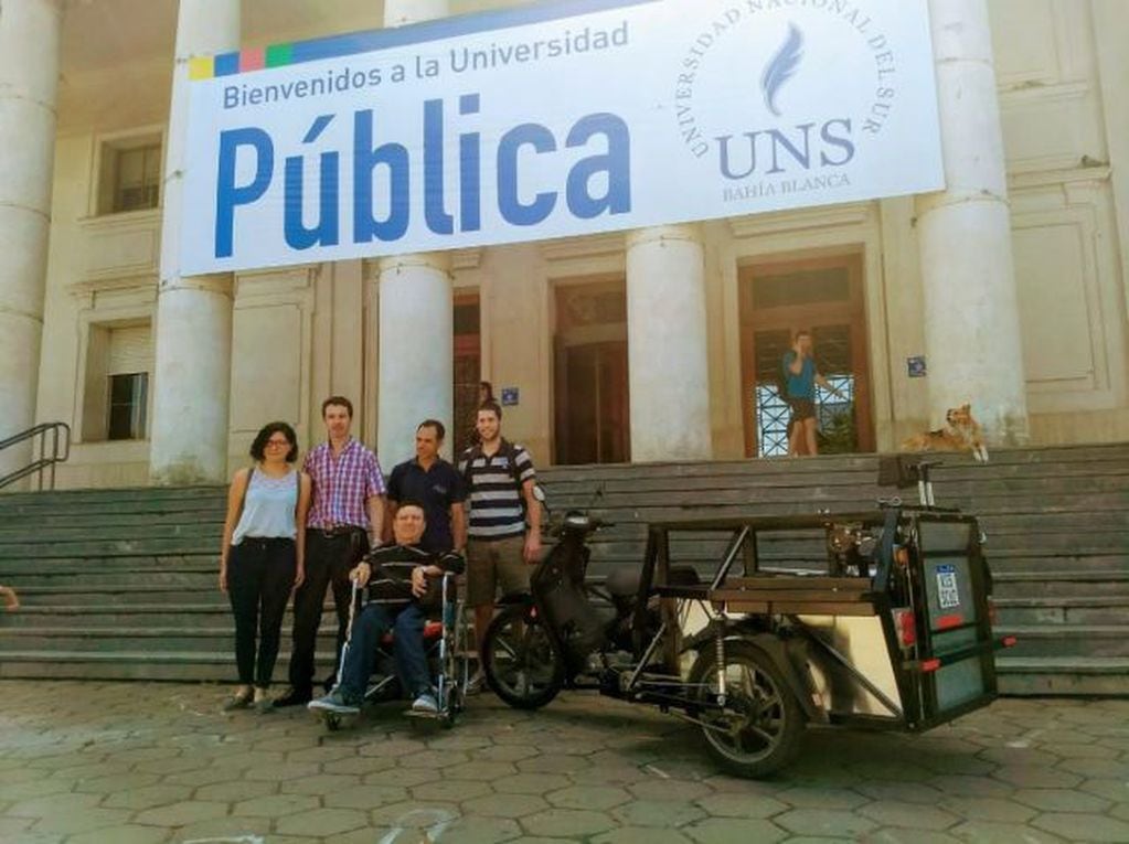 Alumnos y profesores de la UNS, entregaron una mototriciclo adaptada para personas con discapacidad motriz.