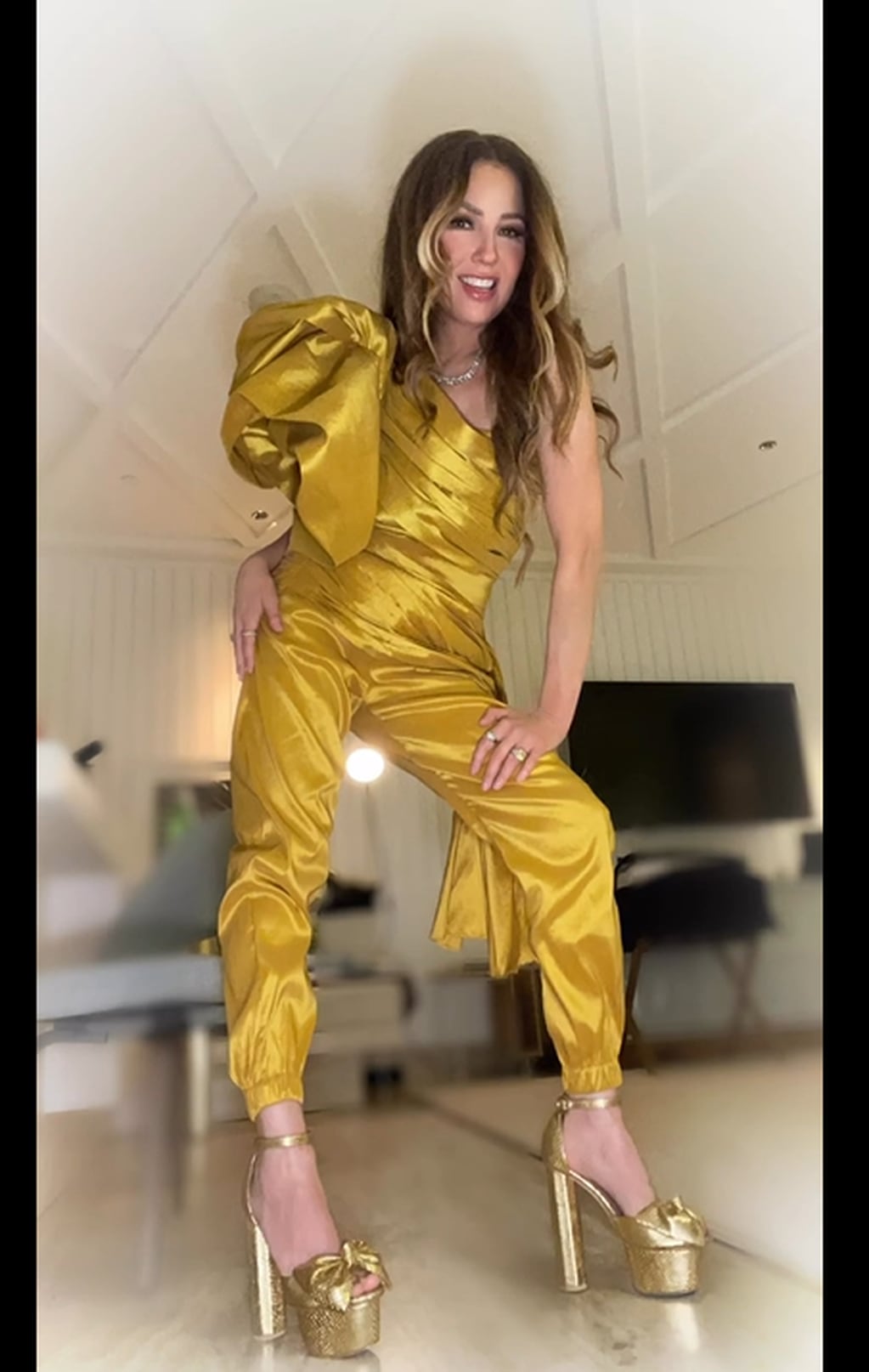 El look dorado de Thalía que es furor en las redes sociales