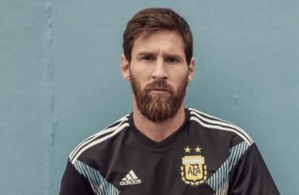 Adidas lanzó la camiseta suplente que la Selección Argentina utilizará en Rusia 2018.