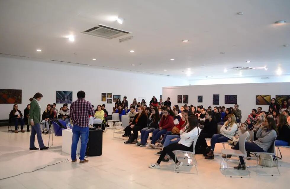 La escritora Paula Bombara mantuvo un encuentro con estudiantes secundarios (Prensa Municipalidad de Rafaela)