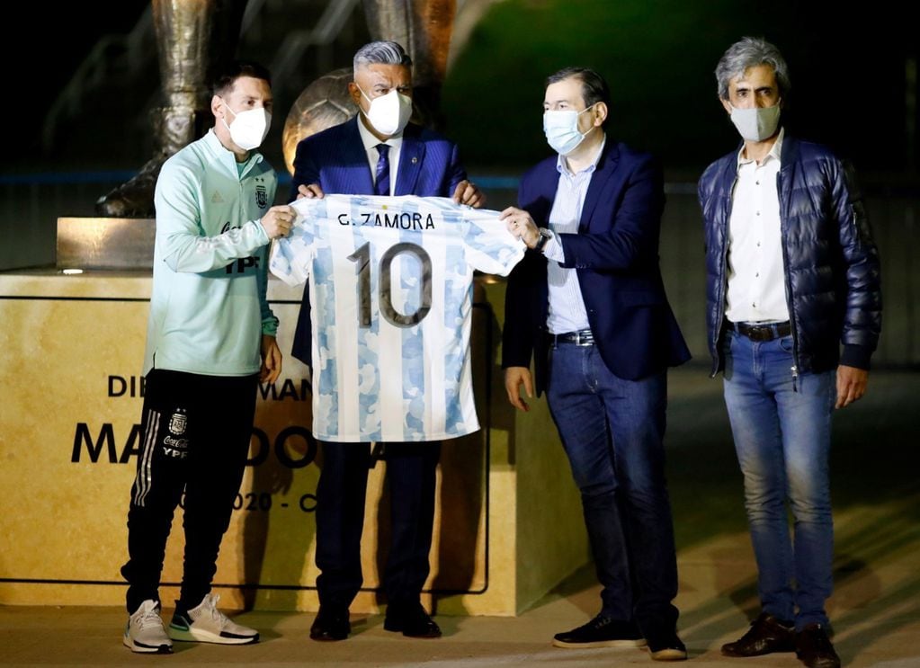 Inauguraron la estatua de Diego Maradona en el Estadio Madre de Ciudades.