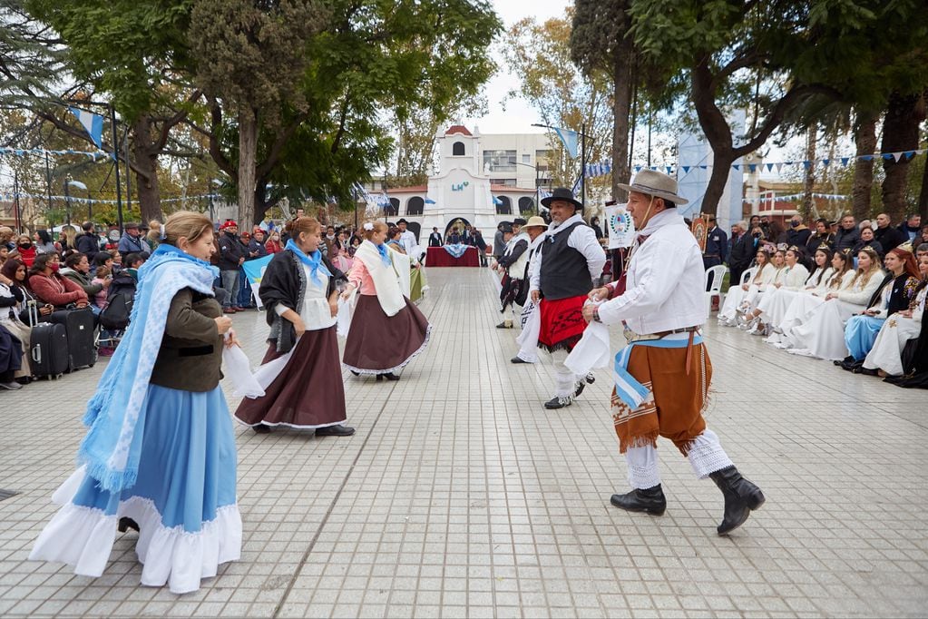 Entre bailes, comida típicas y mucho calor patrio, la familia de Las Heras participó de los festejos del 25 de Mayo en la plaza Marcos Brugos.