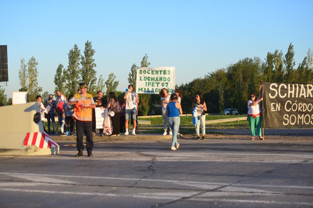 Autopista Cordoba Carlos Paz protesta de docentes en el peaje