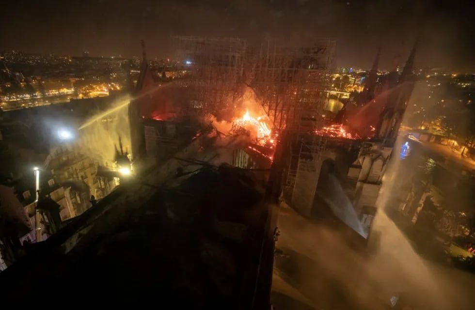 La catedral de Notre Dame, en llamas (AP)