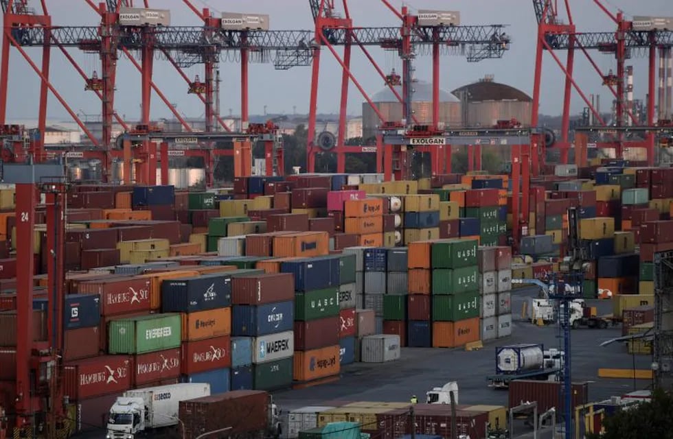 Containers are seen in a terminal at the docks in Avellaneda, Buenos Aires, on September 6, 2018. - With Argentina's currency tumbling as interest rates and inflation soar, fears are growing that the country could be on the verge of default, but analysts say that remains unlikely despite economic fragility. Earlier this week, President Mauricio Macri announced plans to slash the country's bureaucracy and raise taxes on exports to calm battered financial and currency markets and get the economy back on an even keel. (Photo by Juan MABROMATA / AFP) ciudad de buenos aires  contenedores en el puerto de buenos aires