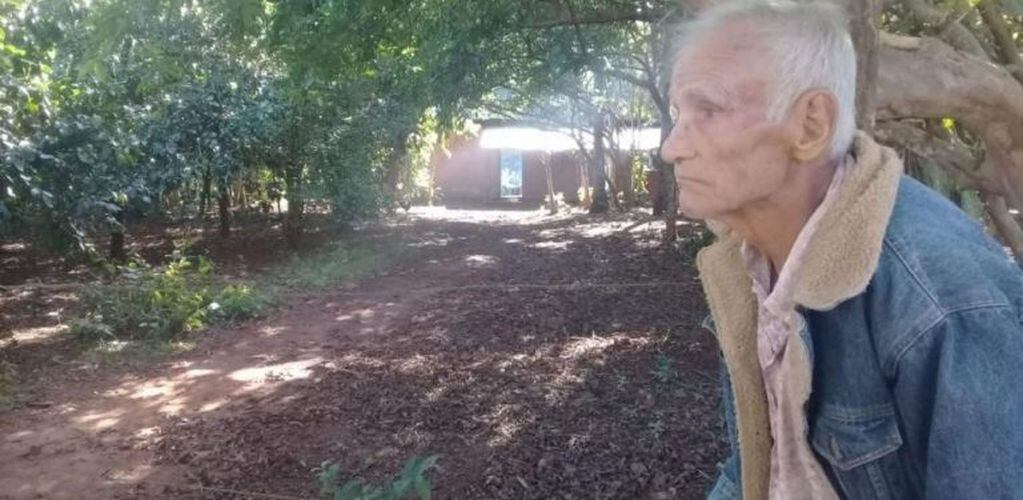 Sinforiano Pereira de 82 años observando los restos de su casa donde falleció calcinado su amigo.
