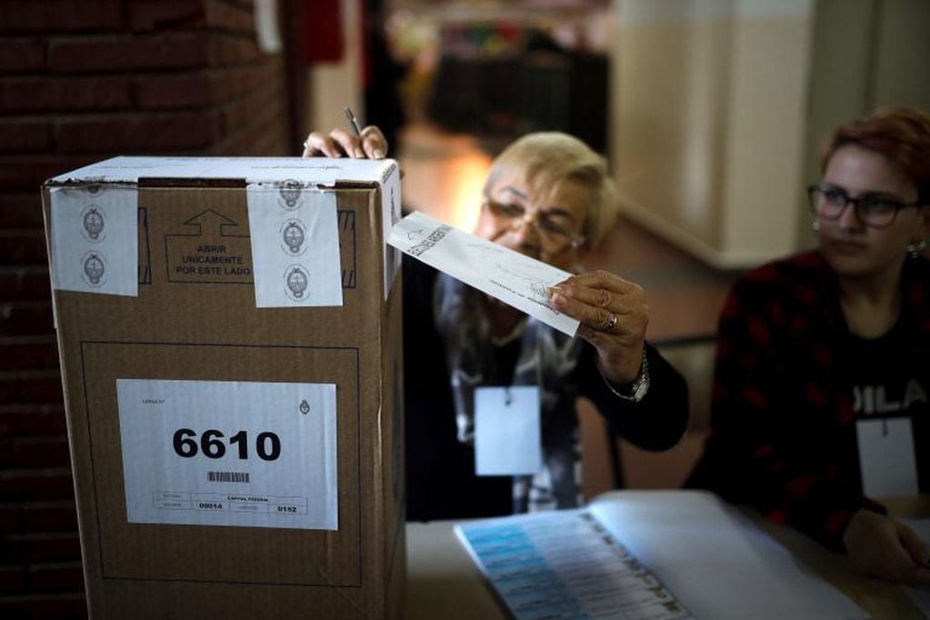 Una mujer vota en uno de los centros de votación asignados para las elecciones. (Foto: EFE/Juan Ignacio Roncoroni)