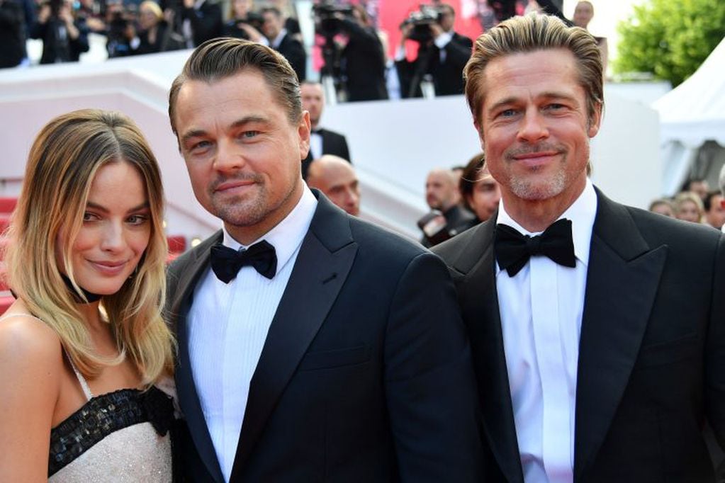 La actriz australiana Margot Robbie, el actor Leonardo DiCaprio y el actor Brad Pitt pasaron por la alfombra roja de Cannes y competirán con "Once Upon a Time... in Hollywood", la nueva película de Quentin Tarantino (Photo by Alberto PIZZOLI / AFP)