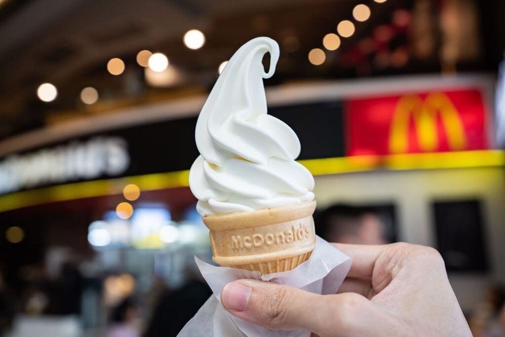 La ex empleada de la franquicia de comidas rápidas aseguro que solía rellenar los helados aunque era contra la política de la empresa.