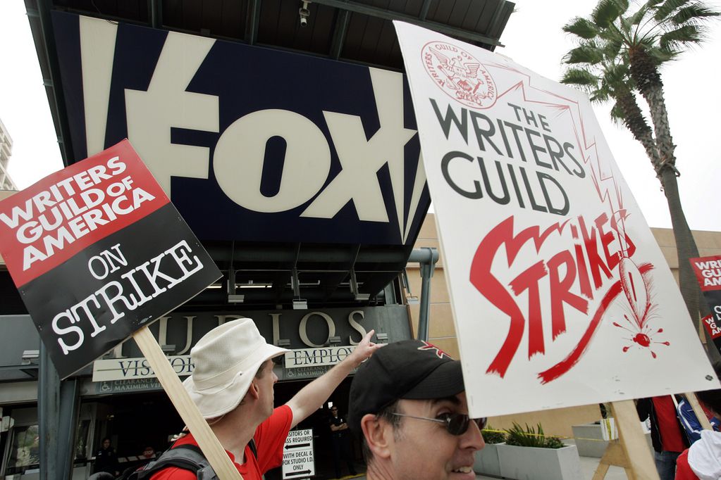 La protesta de los guionistas a las puertas de los Estudios Fox. (AP)