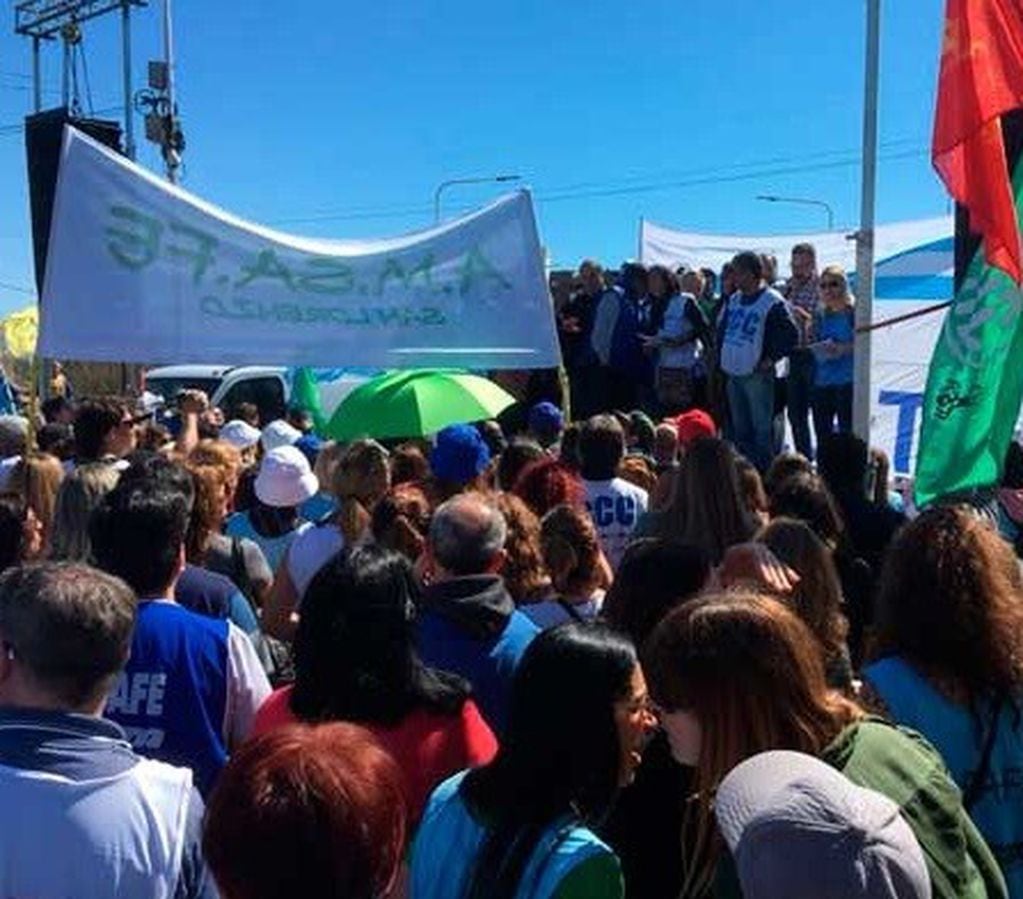 El acto de gremios en San Lorenzo por los despidos en la fábrica de Beltrán. (Diario Síntesis)