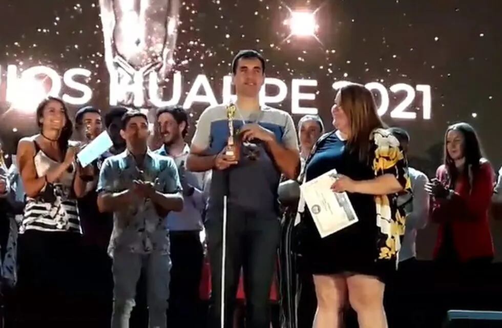 Federico Accardi galardonado con la Cruz al Mérito 2021 como el deportista destacado de Mendoza.