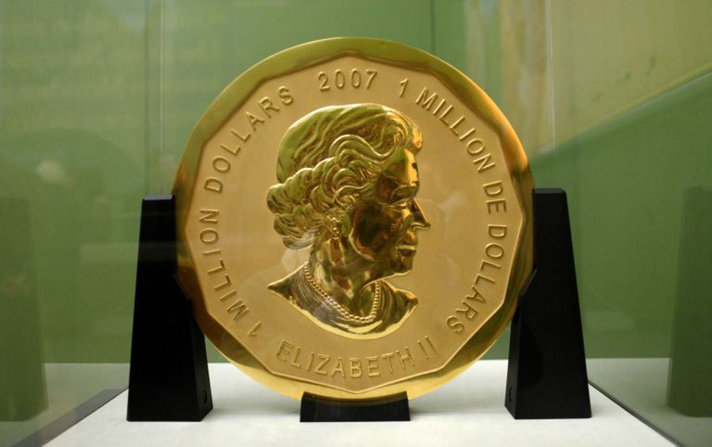 ARCHIVO - La moneda de oro "Big Maple Leaf", que pesa 100 kilos, el 08/12/2010 en el Bode-Museum de Berlín, Alemania. Espectacular robo en la famosa isla de los museos de Berlín: unos ladrones sustrajeron en la madrugada del 27/03/2017 del Bode-Museum la 