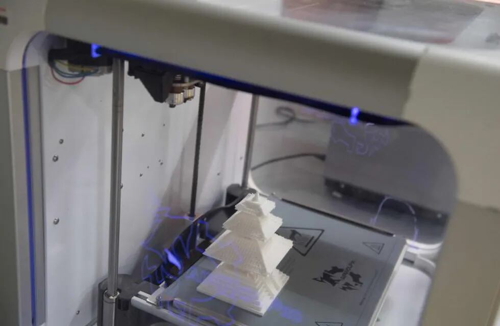 A building model sits inside a 3D-printer after it was completed at ABC Imaging in Washington, DC, on August 1, 2018.\r\nA US judge on July 31, 2018 temporarily blocked the online publication of blueprints for 3D-printed firearms, in a last-ditch effort to stop a settlement President Donald Trump's administration had reached with the company releasing the digital documents.Eight states and the District of Columbia, which houses the capital Washington, had filed a lawsuit against the federal government, calling its settlement with Texas-based Defense Distributed \
