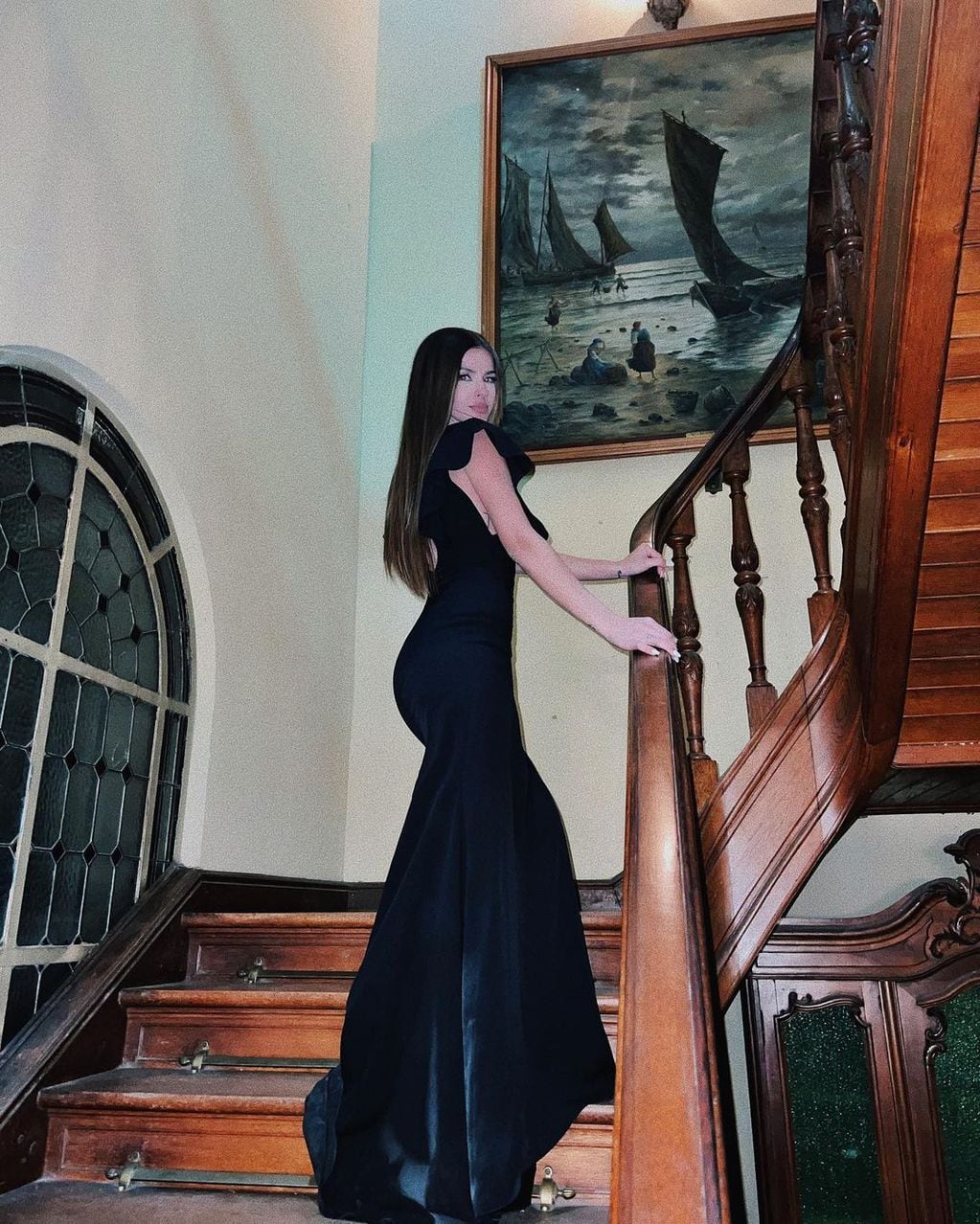 La China Suárez se vistió de gala y en vestido negro largo con volados causó furor en Instagram.