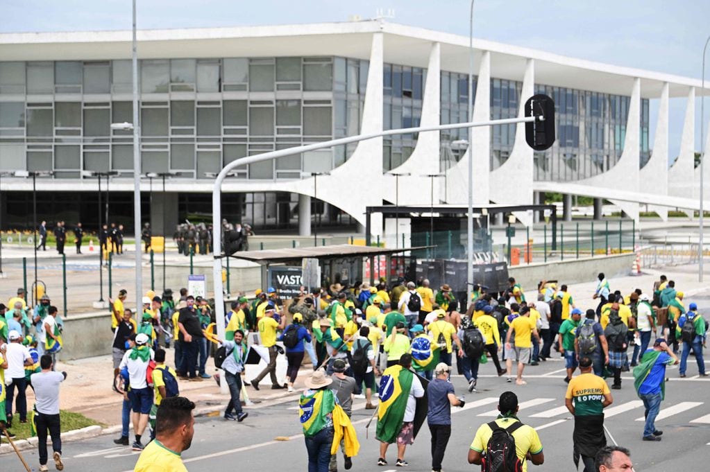 Seguidores de Jair Bolsonaro asaltan el Congreso de Brasil pidiendo un golpe de estado.