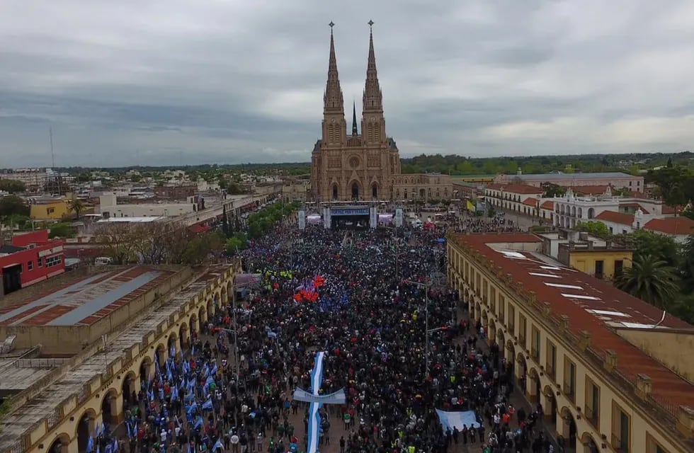 En 2020, una misa por "pan, paz, techo y trabajo" en Luján congregó a buena parte de la dirigencia oficialista. Este sábado se espera gran afluencia de público. Foto: Web.