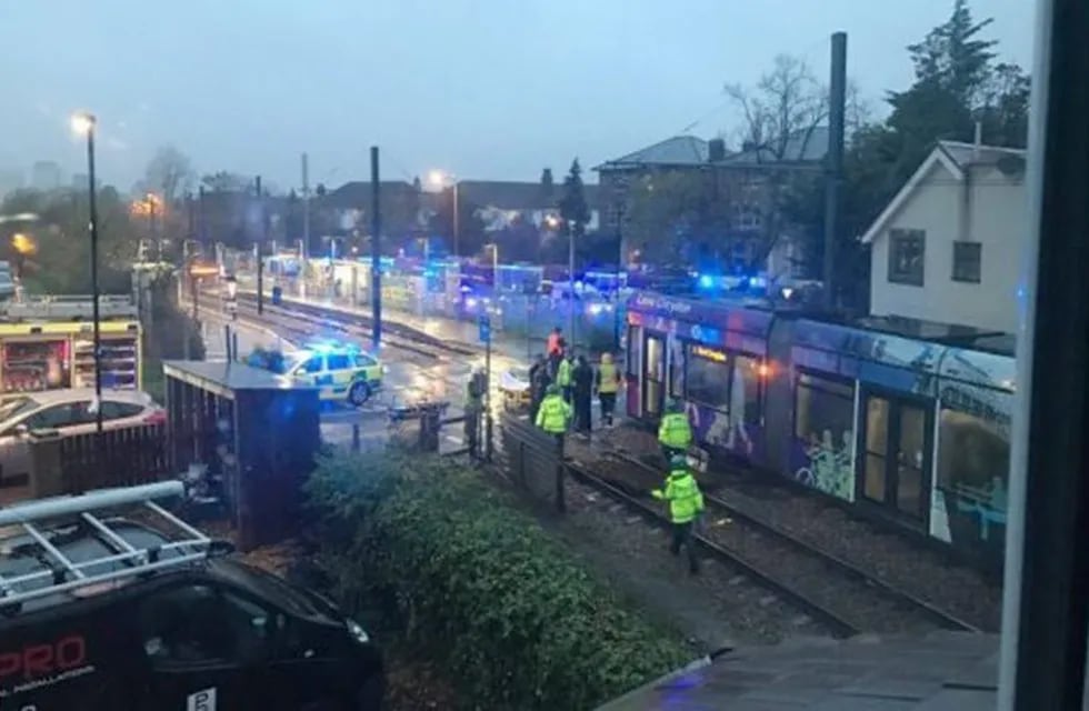 BTP01 LONDRES (REINO UNIDO) 09/11/2016.- Fotografía facilitada por el Servicio de Ambulancias de Londres que muestra el escenario del descarrilamiento de un tranvía en una estación del sur de Londres en el que que al menos cinco personas han muerto y otras varias han resultado heridas, en Londres, Reino Unido, hoy, 9 de noviembre de 2016. El incidente, cuya causa au00fan no se ha esclarecido, se ha producido en Croydon sobre las 06.10 GMT, una hora en la que los vagones estaban muy concurridos, en la u00fanica red de tranvías que opera actualmente en la capital britu00e1nica. EFE/Servicio de Ambulancias de Londres / Hando HANDOUT SOLO USO EDITORIAL, NO VENTAS