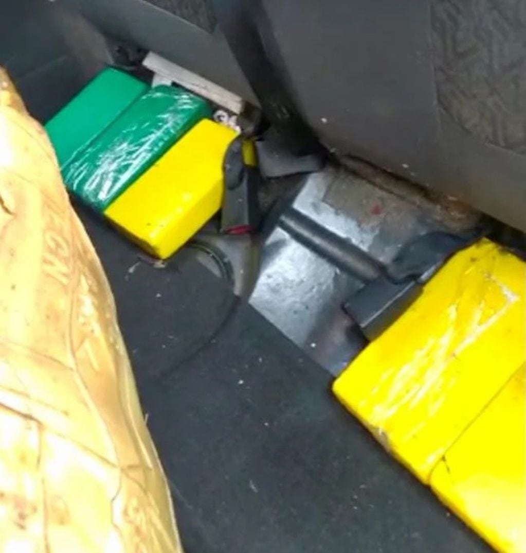Fachinal: transportaba cocaína oculta debajo de las alfombras de su vehículo.