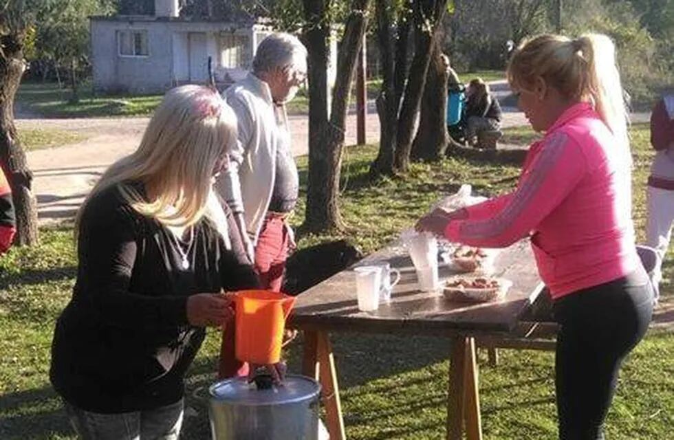 Carla Torres y su familia ayudan a sus vecinos de Río Ceballos solidarios (Foto: Radio Turismo)