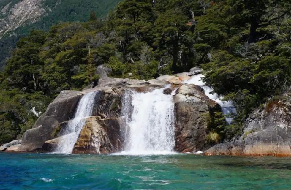 Así es la alucinante cascada que se encuentra al final del Brazo Tristeza en Bariloche.