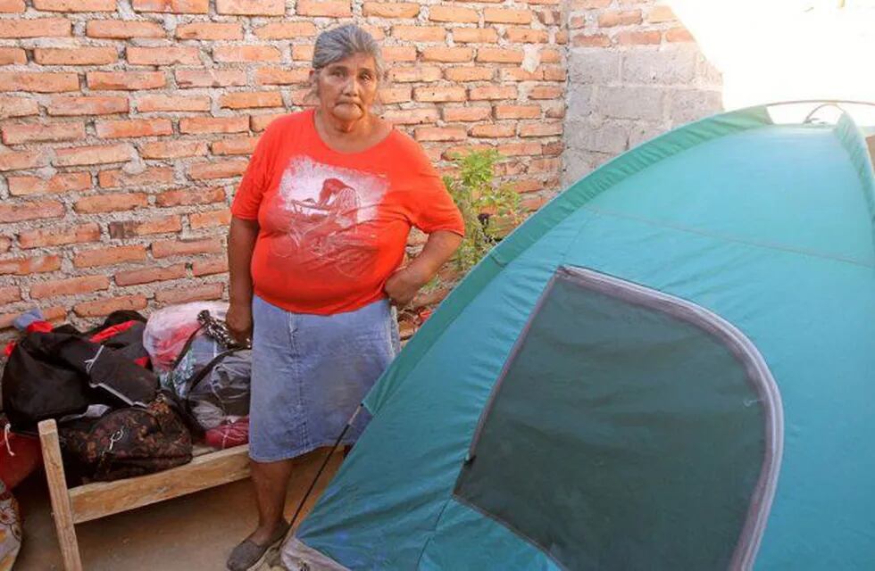 Una mujer contó que vive en una carpa luego de haber recibido golpes durante 30 años. Foto: Gentileza Darío Martínez. LMNeuquén