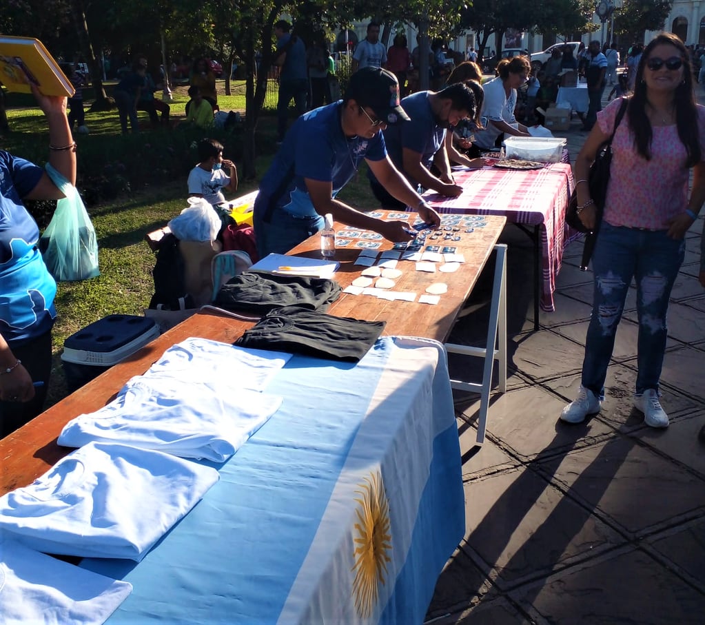 La convocatoria en la plaza Belgrano incluyó a artesanos y vendedores de artículos referidos a la conmemoración del 40° aniversario de la gesta de Malvinas.