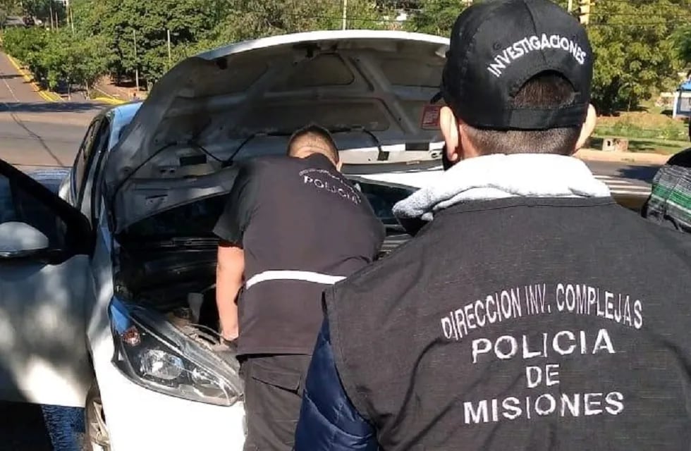 Posadas: hallaron un automóvil abandonado con chapa patente duplicada. Policía de Misiones