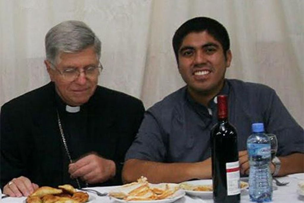 El sacerdote Walter Bustos junto al ex arzobispo Alfonso Delgado.