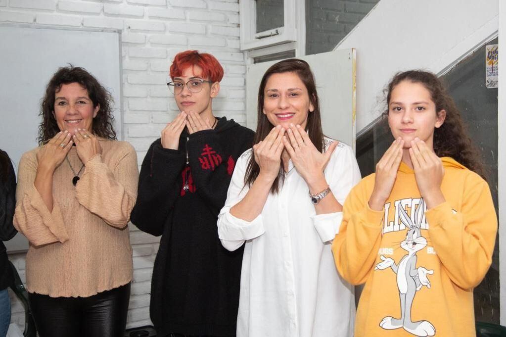 Desde 2021 se realiza el taller de Lengua de Señas y se brindó el aprendizaje a más de 100 personas.