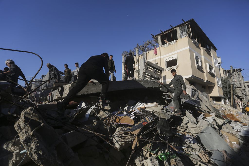 Los palestinos buscan sobrevivientes de un bombardeo israelí sobre la Franja de Gaza, en Rafah, el domingo 3 de diciembre de 2023. 